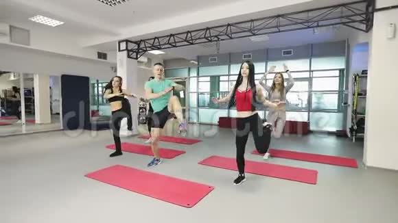 健身教练正在健身健身房与一群年轻女性合作视频的预览图