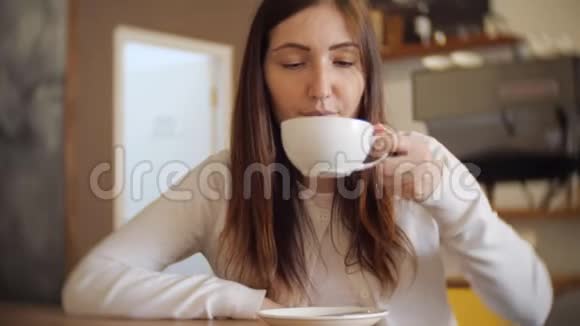 在咖啡馆喝咖啡的漂亮女人视频的预览图