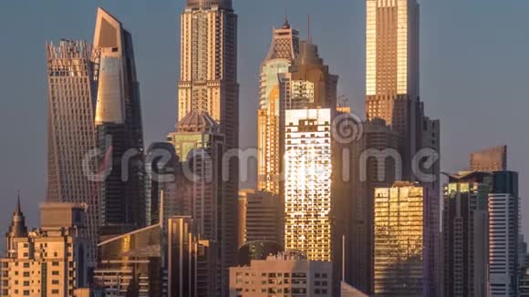 阿拉伯联合酋长国日落航时期间迪拜码头塔楼视频的预览图