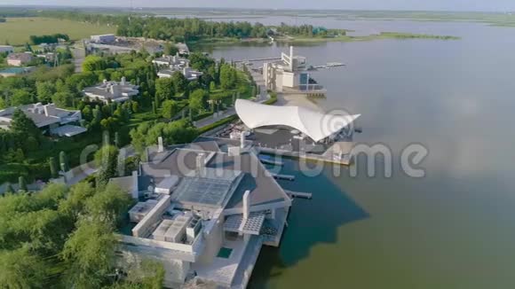美丽的湖上酒店现代化的湖上酒店美丽的酒店视频的预览图