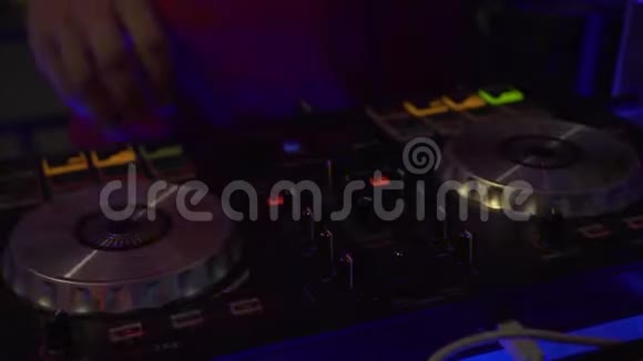 DJ控制音乐控制台和夜总会的彩灯DJ混音播放器和迪斯科派对的声音控制台唱片主持人视频的预览图