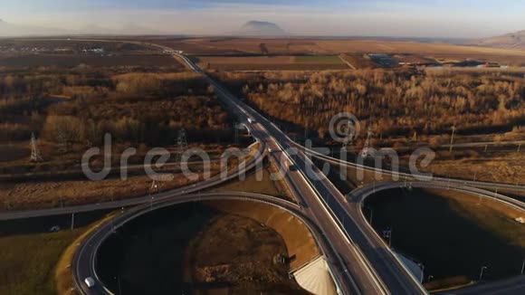 空中观景公路和立交桥有汽车和卡车公路交叉口是城外的一个两层公路交叉口视频的预览图