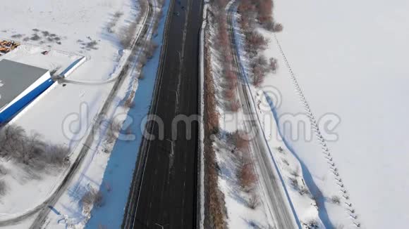 冬季景观中道路的鸟瞰图视频的预览图