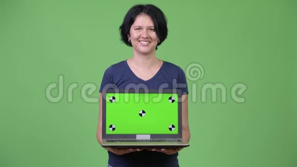 一位留着短发的漂亮女士带着笔记本电脑视频的预览图