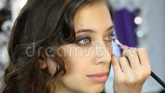 眼妆女人涂抹眼影粉视频的预览图