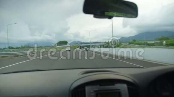 在高速公路上行驶的汽车视频的预览图