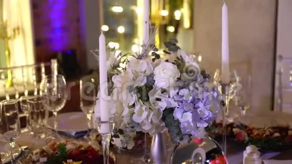 宴会上装饰的桌子庆祝婚礼或其他活动视频的预览图