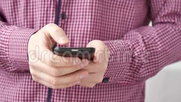 一个在移动触摸屏智能手机上使用应用程序的人视频的预览图