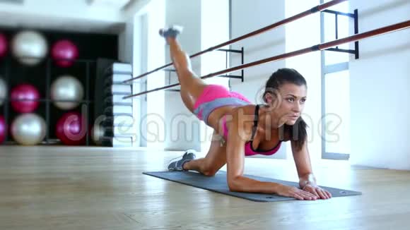 健康的年轻女性在健身房锻炼视频的预览图