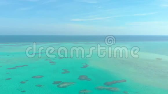 热带海岸的空中景观和许多棕榈树一望无际的绿松石海洋和来自天堂小野的白沙视频的预览图