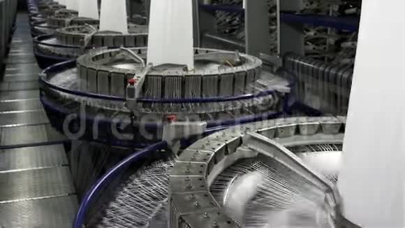 纺织工业纺纱机上的纱线线轴视频的预览图