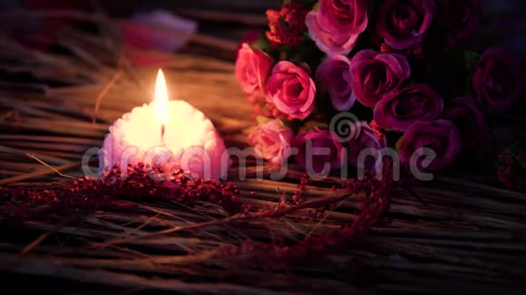 烛光燃烧和花束情人节片段视频的预览图
