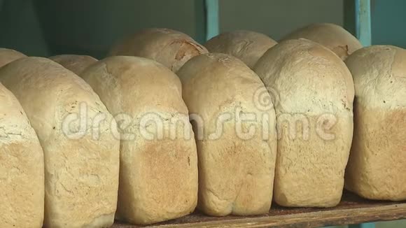 面包店里的新鲜面包视频的预览图
