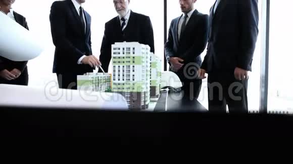 建筑师和投资者看房子模型视频的预览图