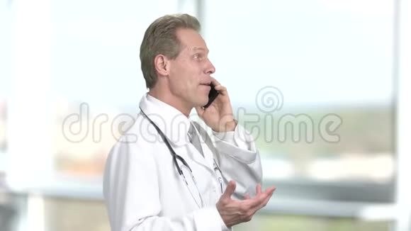 开朗的医生在电话交谈视频的预览图