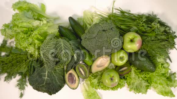 绿色新鲜食物在桌子上视频的预览图