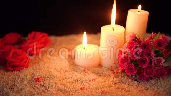 玫瑰花蜡烛燃烧和情人节装饰的足迹视频的预览图