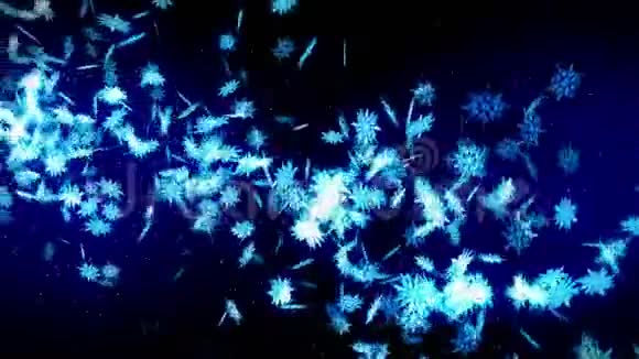 冬雪晶莹落下蓝色背景上美丽的雪效果圣诞节CG雪花循环动画视频的预览图