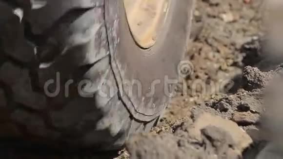 挖掘机铲沙修路视频的预览图