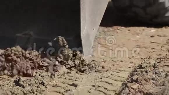 挖掘机铲沙修路视频的预览图