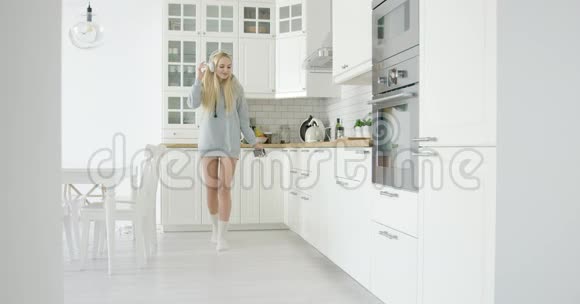 厨房里跳舞的女人视频的预览图