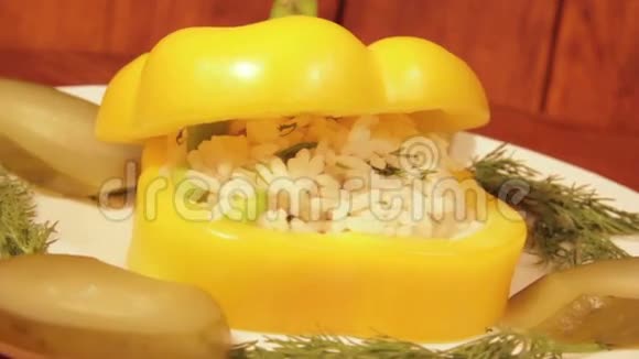 木制背景上装满米饭的甜椒视频的预览图