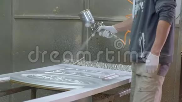 人工人粉刷门制作木门视频的预览图