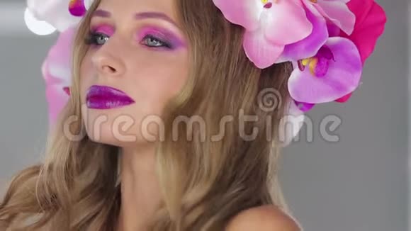 有鲜花和鲜艳妆容的女人视频的预览图