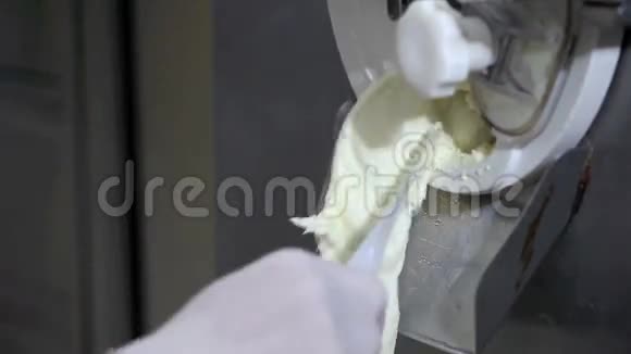 用专业机器制作冰淇淋视频的预览图