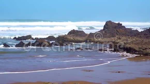 完美的海浪在摩洛哥沙漠的岩石海岸大西洋前破碎视频的预览图