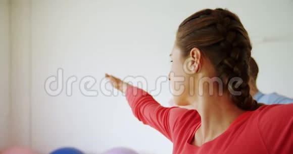 一男一女在健身室做瑜伽视频的预览图
