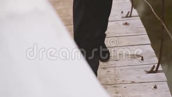 在木桥上举行婚礼视频的预览图