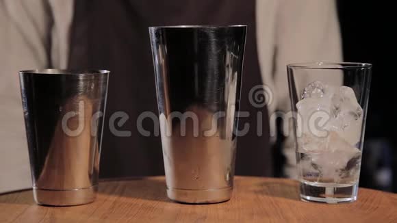 在酒吧准备酒精鸡尾酒的过程视频的预览图