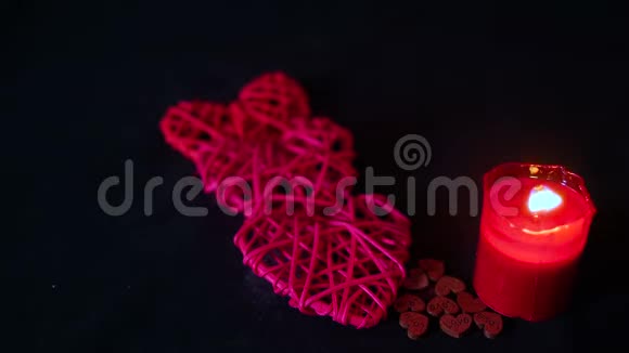 情人节的画面装饰着蜡烛燃烧和木制的爱情视频的预览图