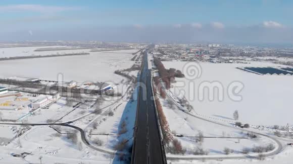 冬季景观中道路的鸟瞰图视频的预览图