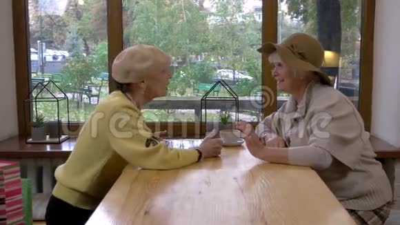 老年妇女和一片药片视频的预览图