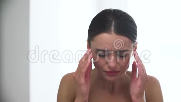 有头痛的女人女性偏头痛的肖像视频的预览图