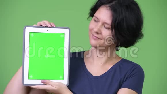 一位留着短发展示数码平板电脑的美女视频的预览图