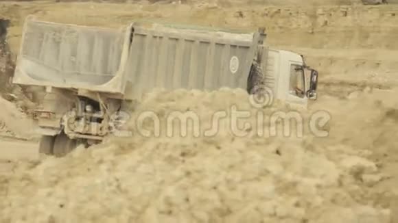 卡车在采石场的路上视频的预览图