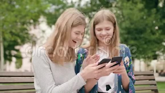 城市中使用电话的年轻女士视频的预览图