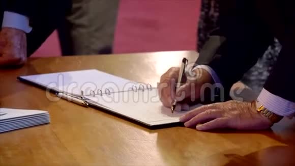 在葬礼上签署纪念册视频的预览图