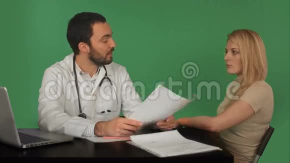 医生和病人讨论拜访视频的预览图