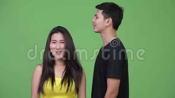 年轻快乐的亚洲夫妇在一起视频的预览图