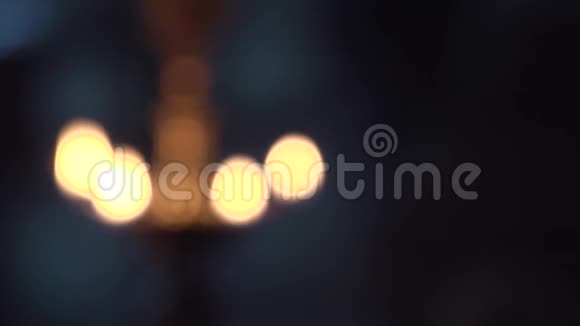 传统南印度黄铜油灯视频的预览图