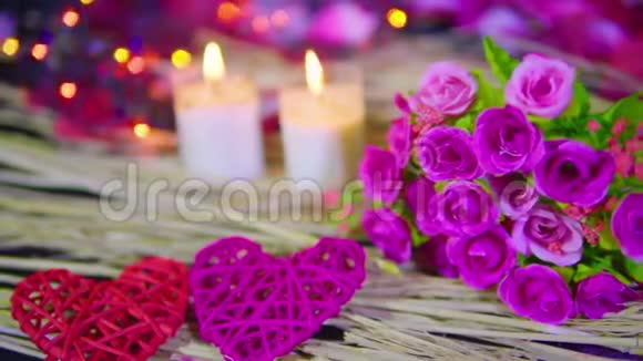 装饰情人节与粉红色玫瑰和蜡烛燃烧的镜头视频的预览图