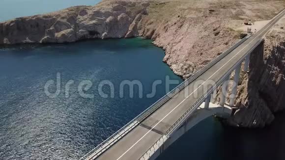 鸟瞰巴格岛大桥克罗地亚公路俯瞰大海的悬崖视频的预览图