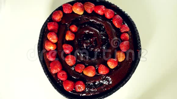 把新鲜的草莓放在装饰蛋糕上配上巧克力视频的预览图