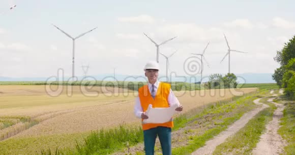 风力涡轮机农场工程师阅读计划视频的预览图