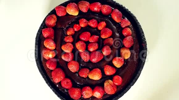 巧克力蛋糕和新鲜草莓装饰视频的预览图