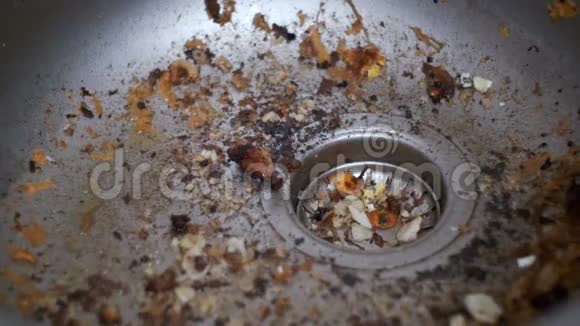 肮脏的粘污水脸盆水槽厨房排水堵塞与食品颗粒视频的预览图